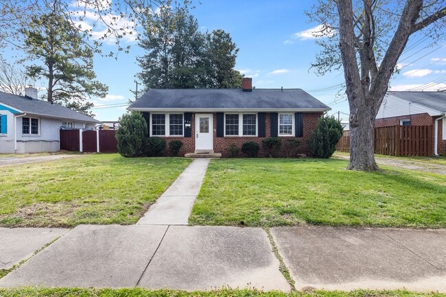 Building Photo - CITY OF FREDERICKSBURG 3 BEDROOM HOME FOR RENT