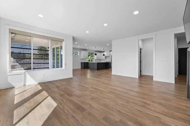 Building Photo - Steilacoom 3 Bedroom + Bonus Room