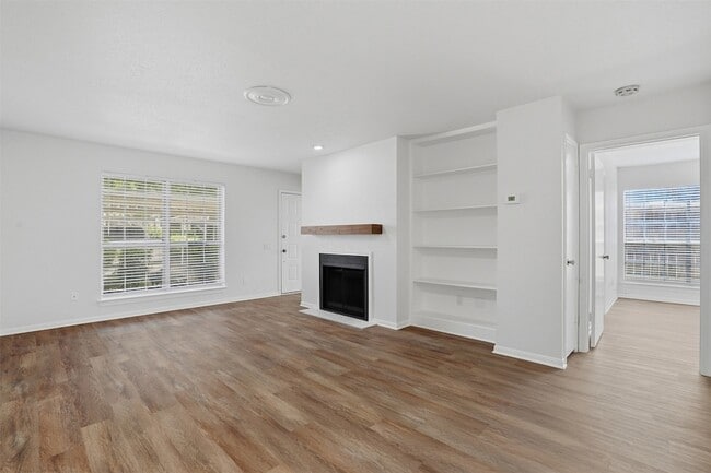 Building Photo - 1860 White Oak Dr