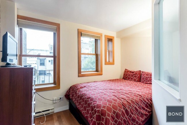 Foto del edificio - 217 E 5th St