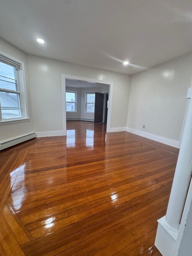 Building Photo - 35 Humes St