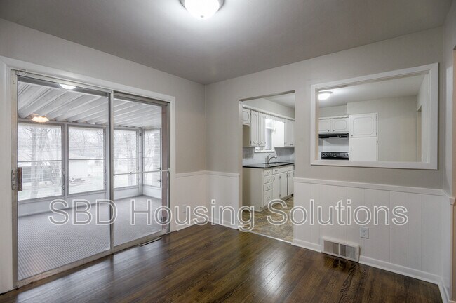 Building Photo - 807 N Piute Ave
