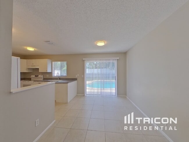 Building Photo - 8001 CottonWoode Dr