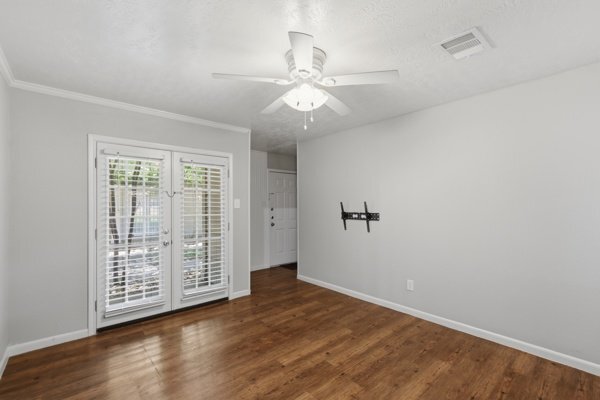 Building Photo - 1403 Airline Dr
