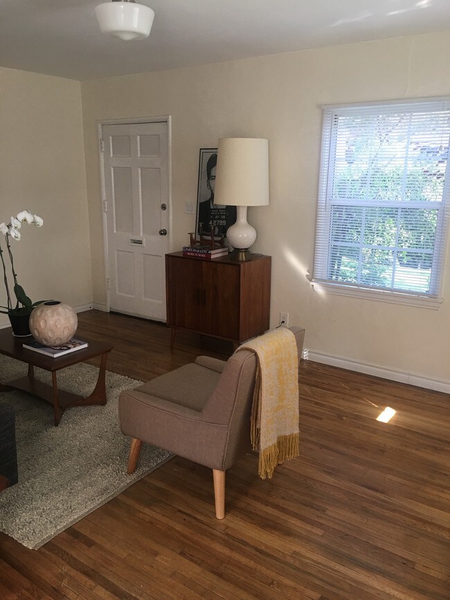 living room - 5117 Overland Ave