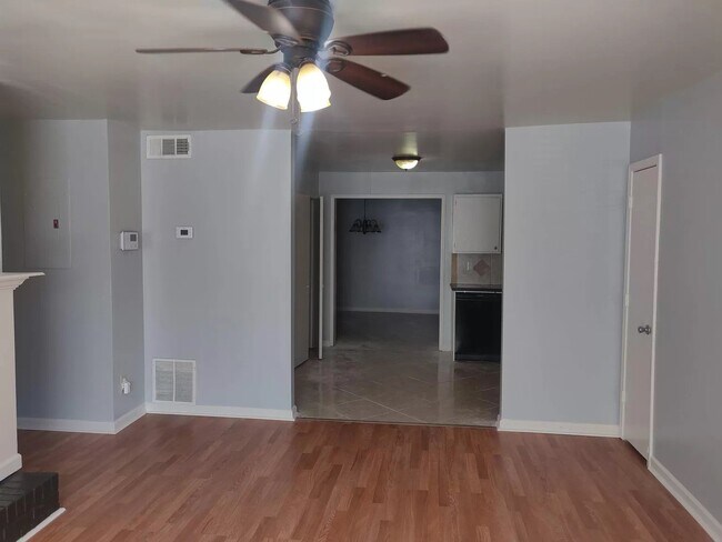 Foto del edificio - Immediate move -in.