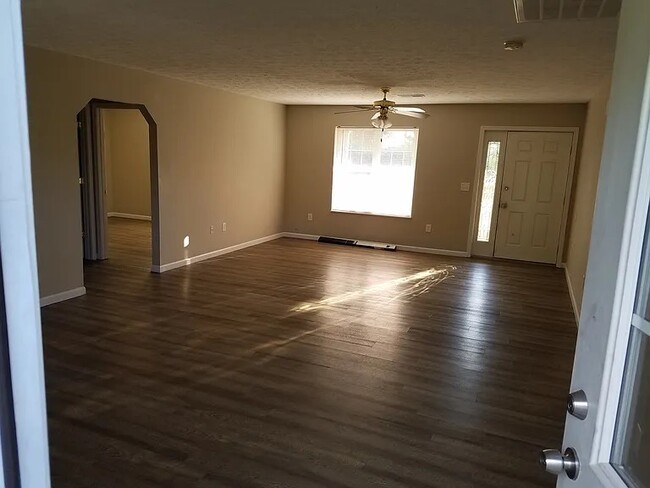 Building Photo - 605 Privet Dr