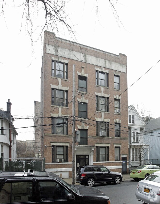 Building Photo - 2698 Creston Ave