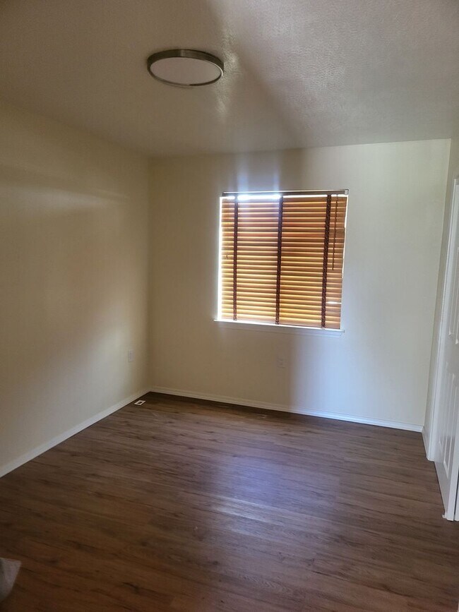 Foto del edificio - Accessable NE Heights 3/bd 1.75/ba 1300/sf...