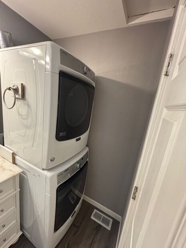 Foto del edificio - 1 Bedroom 1 Bath Apt. with huge garage in Newberg