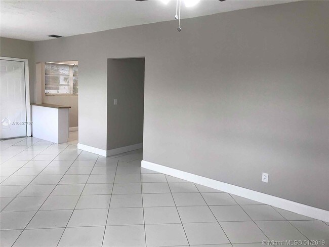 Foto del edificio - 561 NE 173rd St