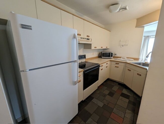 Building Photo - 2 Bed 1 Bath Second Floor Corner Unit