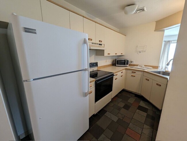 Foto del edificio - 2 Bed 1 Bath Second Floor Corner Unit