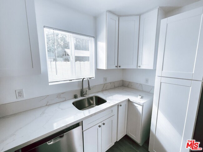 Foto del edificio - 2450 W 60th St