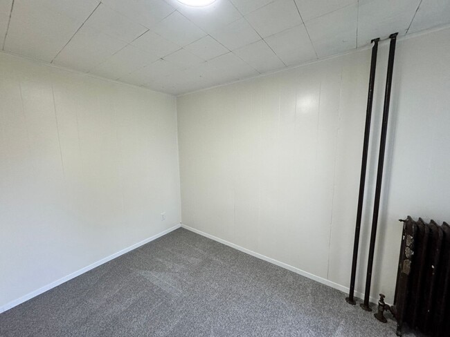 Building Photo - A Charming 2 Bed Updated Unit Available NOW!