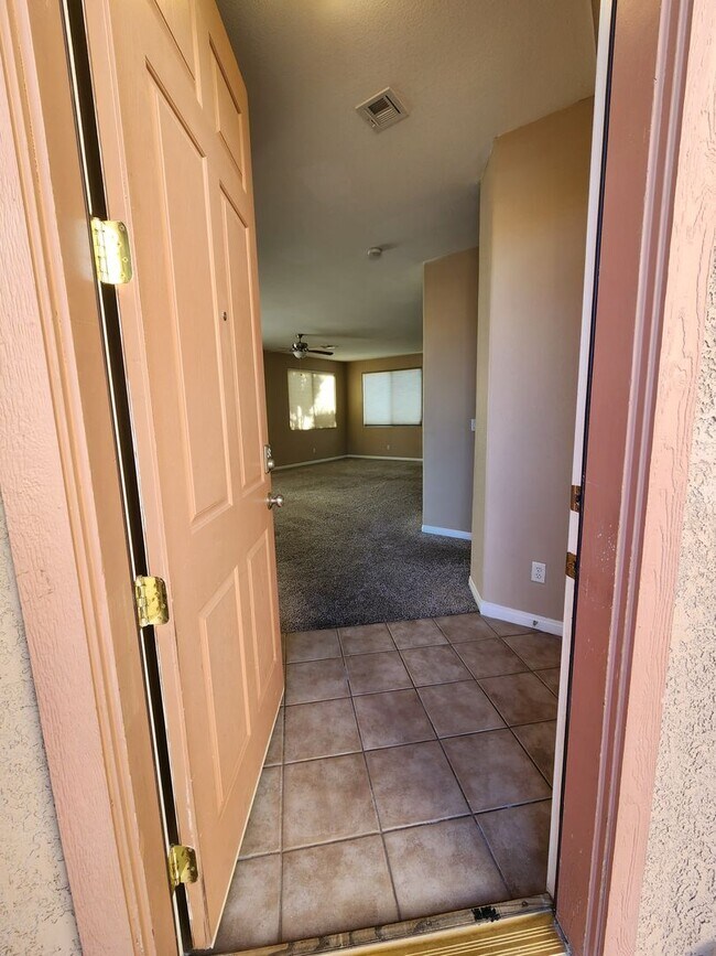 Building Photo - LOVELY 3 Bedrooms +LOFT, 3 Bathrooms, 2 Ca...