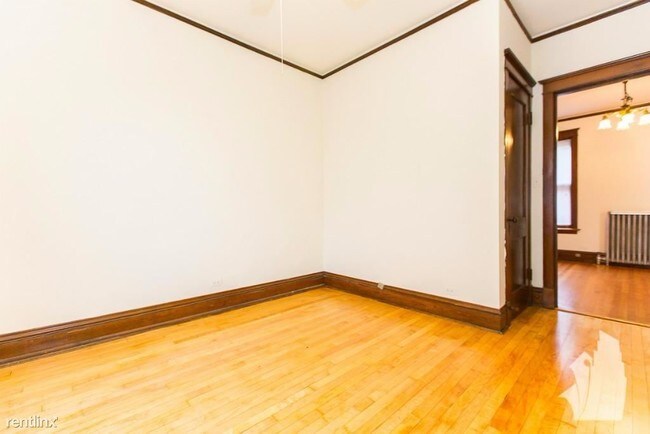 Foto del edificio - 2442 N Racine Ave