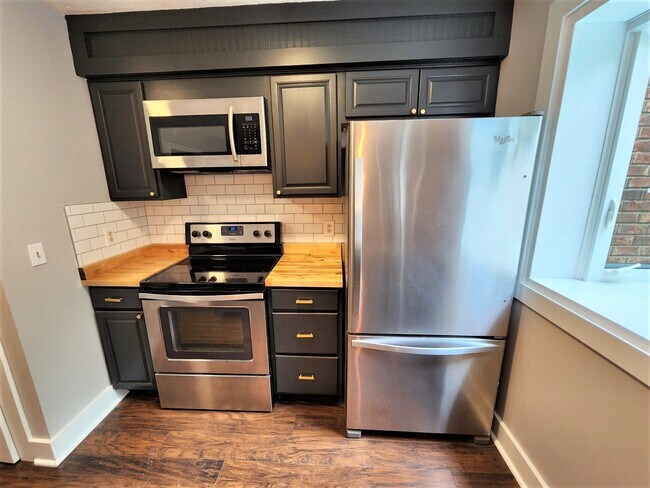 Building Photo - Beautiful 2BR/1.5BA Townhouse in Hermitage...
