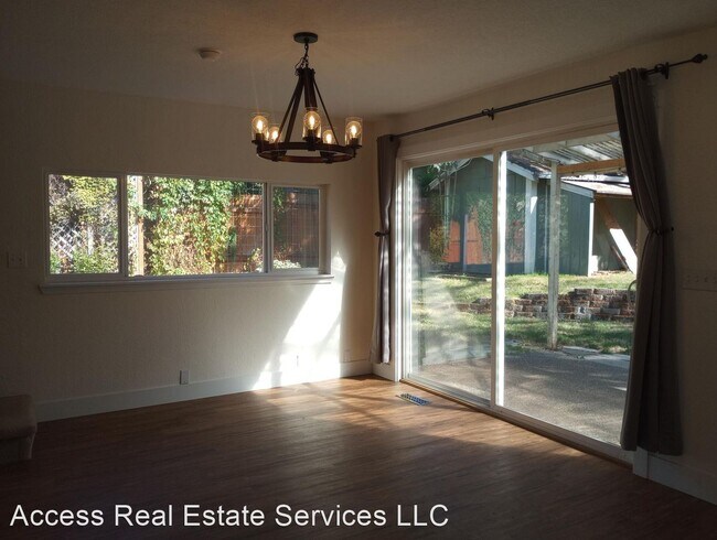 Building Photo - 3 br, 1 bath House - 3316 Lakeway Dr