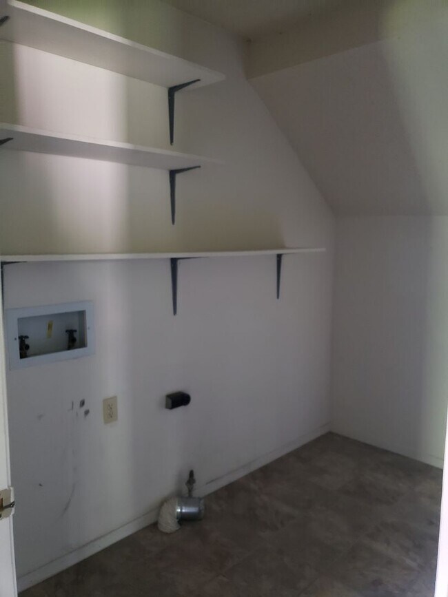 Building Photo - 3 bed 2.5 bath close to Parkland
