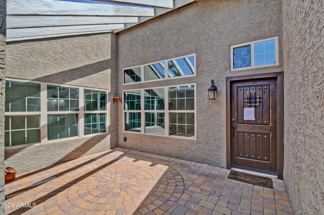 Building Photo - 5813 E Marconi Ave