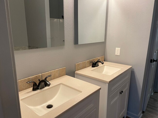 Foto del edificio - 3 bedroom plus a bonus room 2 bath PTISD