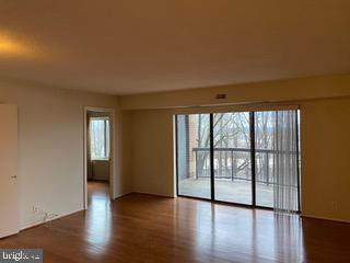 Foto principal - 8370 Greensboro Dr