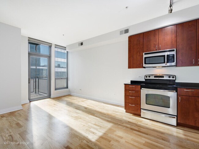 Building Photo - 565 W Quincy St
