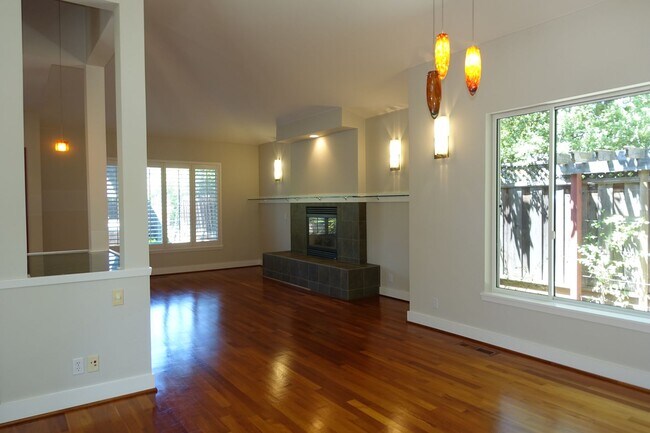 Building Photo - GREAT North Los Altos Home, large rooms, v...