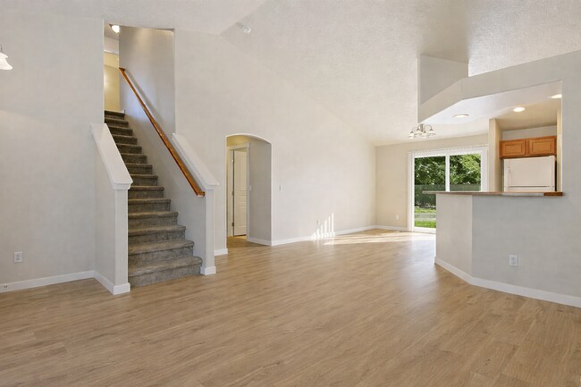 Foto del edificio - Spacious 4-Bedroom Home with 3-Car Garage