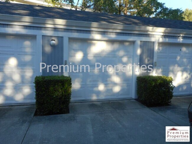 Building Photo - Nice Upper Unit in the Desired Ashford Court is Available Now!