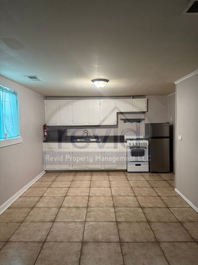 Building Photo - 1267 Snowden Ave