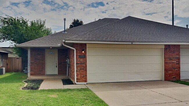 Foto del edificio - Very Nice 3 Bedroom 2 Bath Duplex in Mustang Schools