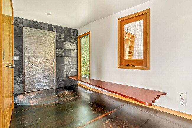 Building Photo - Water Views & Private Garden! 3 Bedroom Ki...