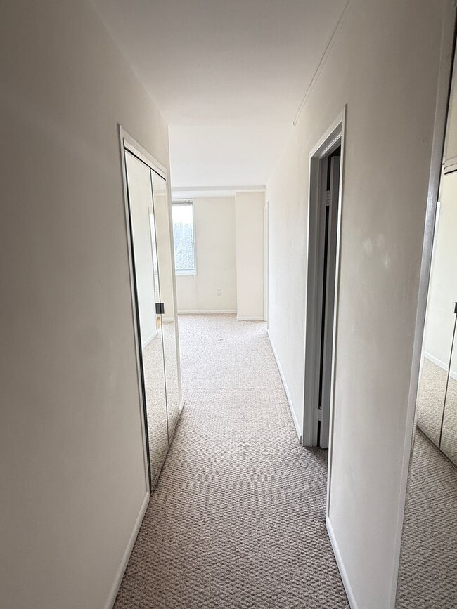 Building Photo - Ready for immediate move-in! 1 bed/1bath in Grosvenor.