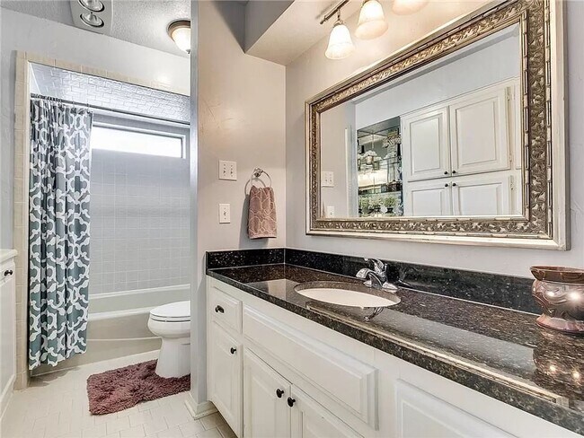 Building Photo - Spacious 4 bed, 2 bath, 2 car garage home ...
