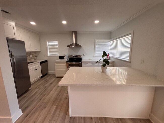 Foto del edificio - Updated 3BR in Jacksonville Beach! Spacious Fenced Yard & Lawn Care Included!