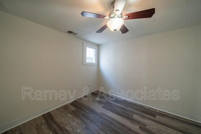 Foto del edificio - 837 E Burnett Ave
