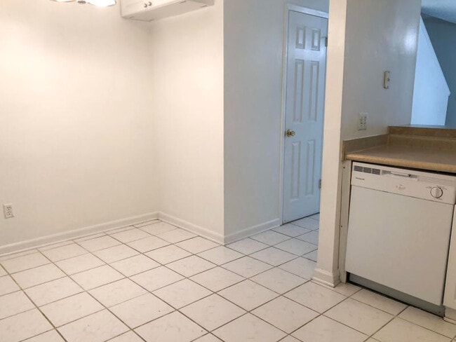 Dining area - 696 Tyner St