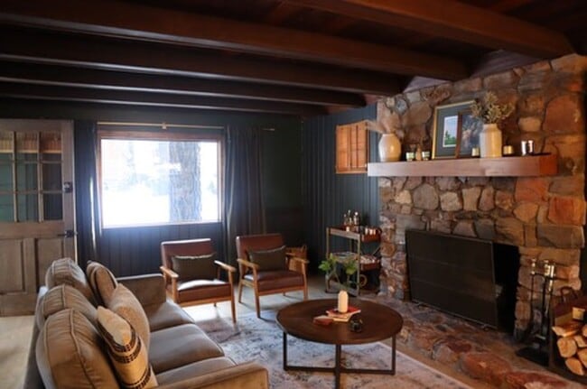 Building Photo - CHARMING AND COZY