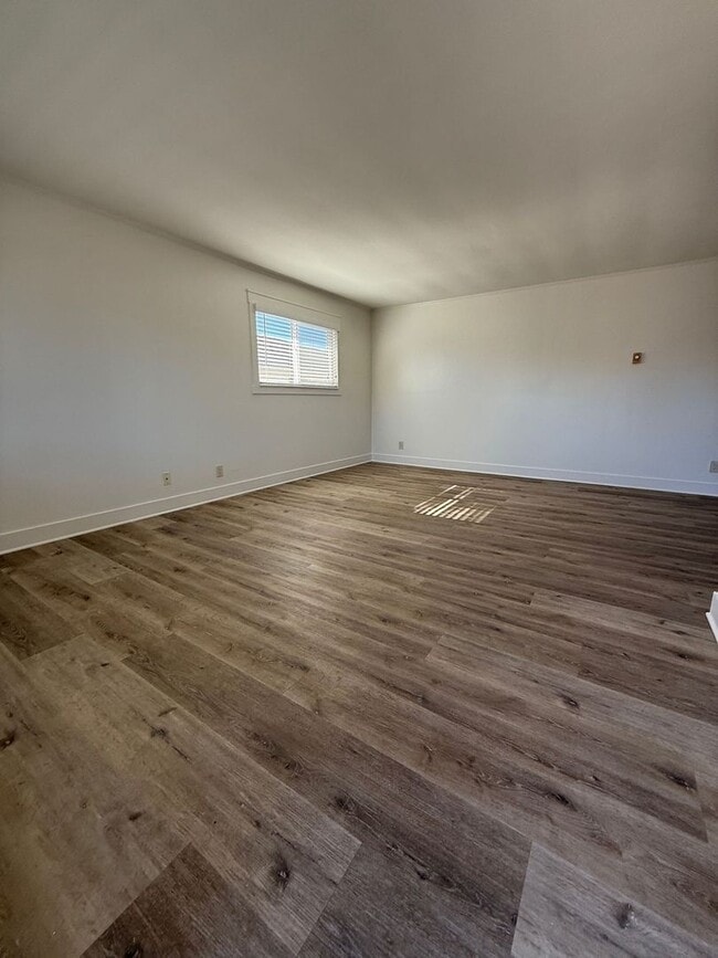 Building Photo - Spacious Living in the Heart of Ventura