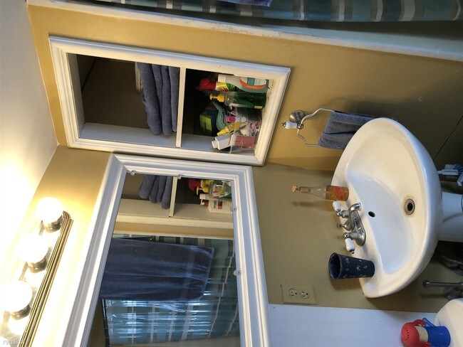 Building Photo - 2 br, 1 bath Triplex - 1986 E Dryden Rd
