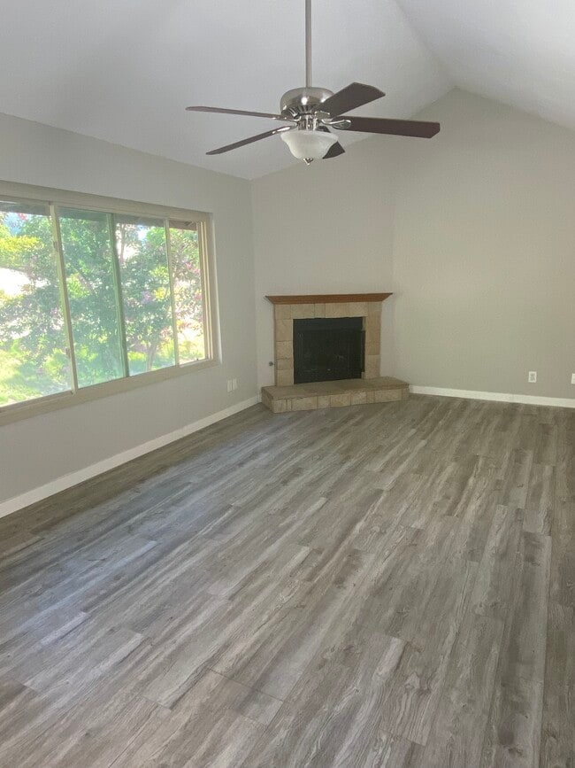 Foto del edificio - 355 Windy Ln