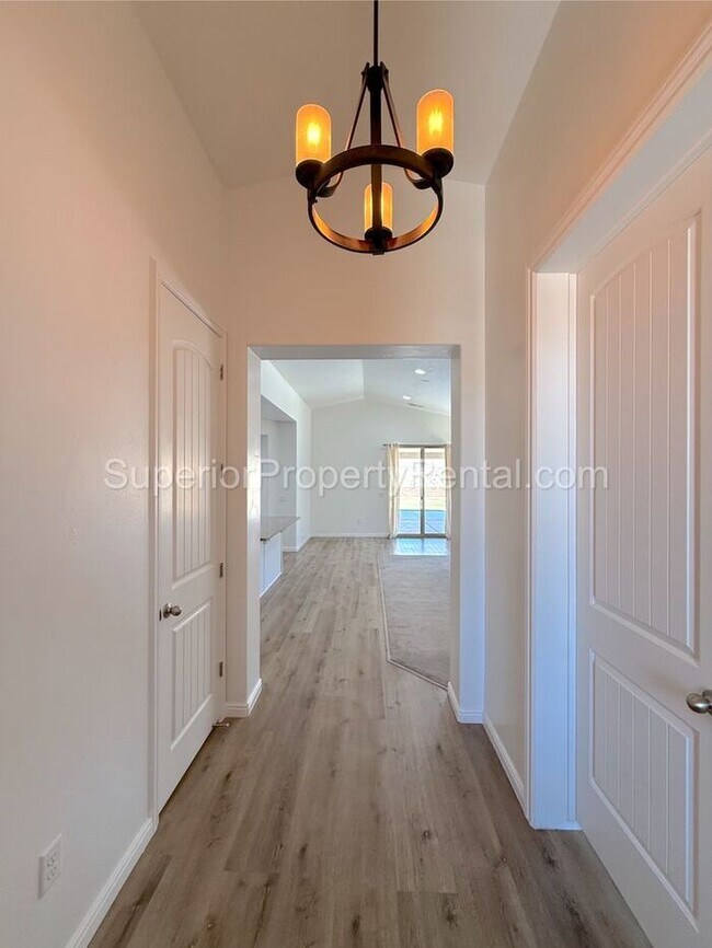 Foto del edificio - Darling 4 bed, 2 bath home w/2 car garage