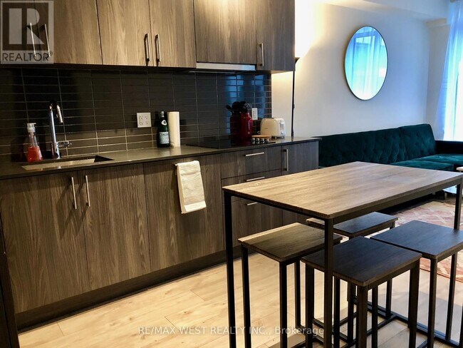 Photo du bâtiment - 576 Front St W