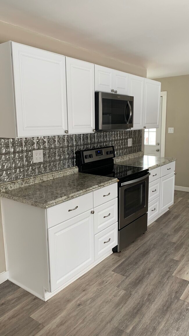 Building Photo - 231 Mann Ave