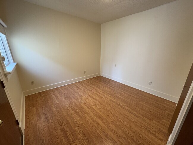 Foto del edificio - Downstairs 2 Bedroom Quadplex