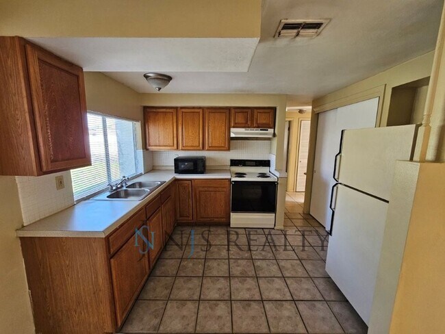 Foto del edificio - True 2/1.5/1 with FIREPLACE, fenced yard and all tile flooring throughout!