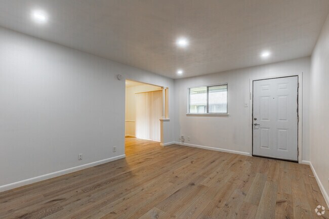 1 habitación, 1 baño - 620 pies cuadrados - Sala de estar - Swissaire Apartments