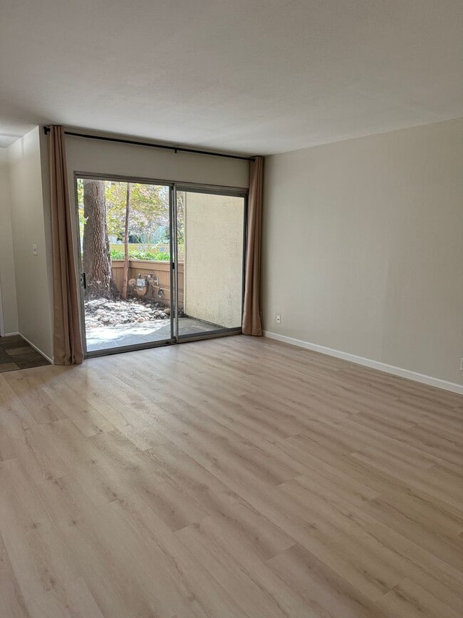 Building Photo - 1868 Pomar Way